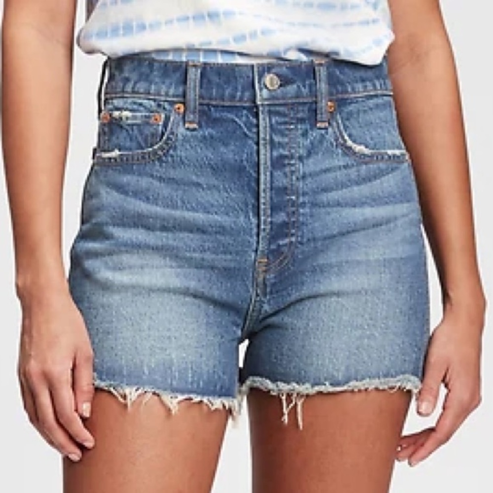 GAP HIGH RISE CHEEKY SHORT 2/26